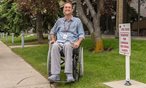 Homme en fauteuil roulant souriant