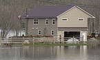  Une maison entourée par les eaux de crue
