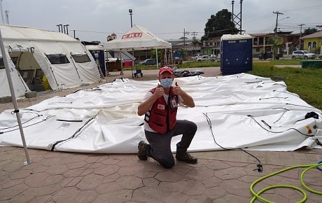 Garry Enns, fêtant le démontage de la première tente gonflable à la fin de la clinique. La Lima, Honduras, 2021 