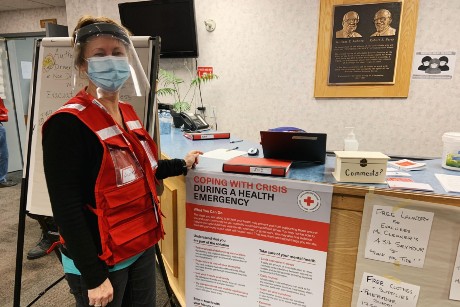 Anne Favreau avec son équipement de protection devant un bureau