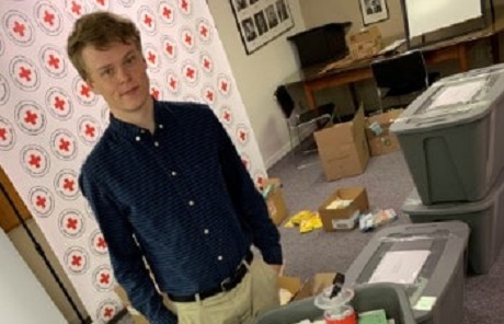 Josh Windsor pose pour la caméra dans un bureau Croix-Rouge