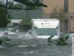 Un camion de la Croix-Rouge naviguant dans une rue inondée pendant l'ouragan Katrina