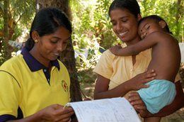 Croix-Rouge canadienne – Programme de santé des mères, des nouveau-nés et des enfants en Ontario – Mère sri-lankaise et son fils qui reçoivent des soins de santé de la Croix-Rouge