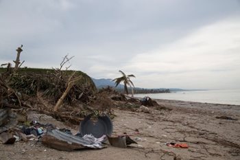 Une plage endommagée par le tremblement de terre en Haïti