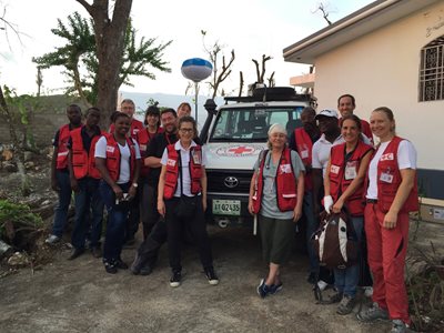 France est entouré de travailleurs de la CRC devant un camion. Cette photo a été prise lors de lOuragan Mathieu en Haïti