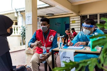 Un travailleur de la Croix-Rouge en Malaisie