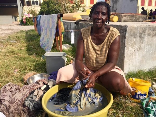 Elmita Nodeis lave des vêtements