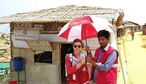 Norice avec un bénévole du Croissant-Rouge du Bangladesh