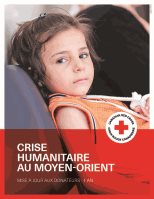 Un enfant portant une chemise orange et une écharpe autour du bras.