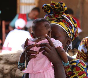 Une mère malienne et son bébé comptant parmi les bénéficiaires du Programme de SMNE offert en partenariat par la Croix-Rouge malienne et la Croix-Rouge canadienne (Koulikoro, Mali).