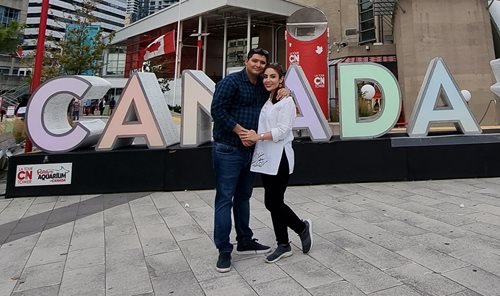 Le couple devant une décoration Canada