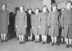 Des femmes en uniforme se tiennent droit debout