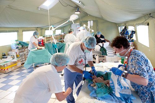 Naissance du premier bébé à l’hôpital de campagne de la Croix-Rouge installé à Port au Prince, en Haïti.