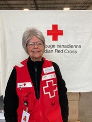 Une photo de Liliane Pilon portant un gilet de la Croix-Rouge canadienne.