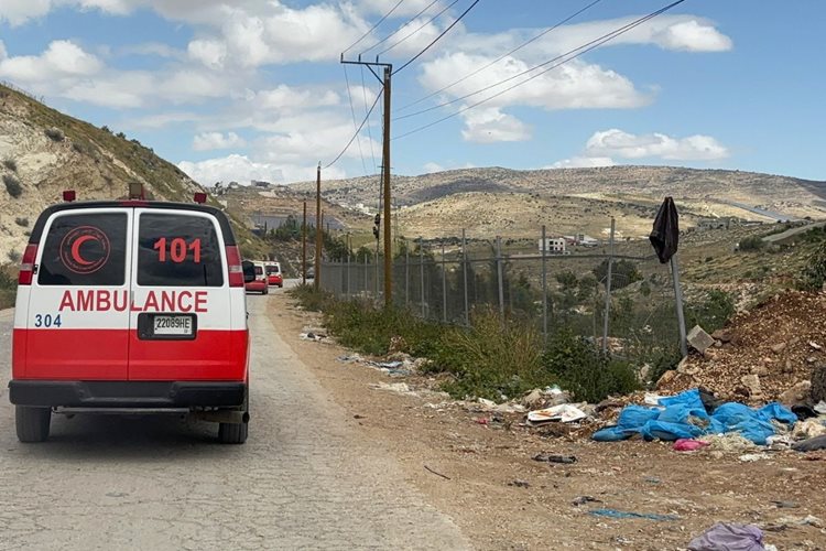 Une ambulance de la Société du Croissant-Rouge palestinien sur une route du village de Tammoun.