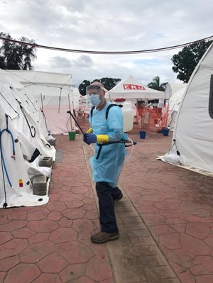 Garry Enns, célébrant le démontage de la première tente gonflable à la fin de la clinique. La Lima, Honduras, 2021.
