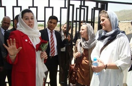 Fatima Gailani, présidente du Croissant-Rouge afghan, le/la chef(e)  de la délégation du CICR et Pat pendant une visite à un refuge pour femmes du Croissant-Rouge afghan en 2015.