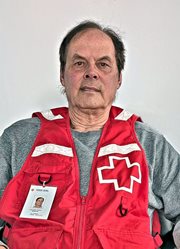 Une photo de Jean-Marc portant un gilet de la Croix-Rouge candienne.