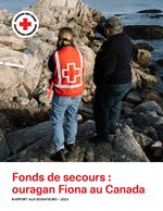 Deux personnes se tiennent sur les rochers sur le rivage d'une côte