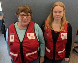 Carolyn Wanamaker et Tonya Bradley, des bénévoles de la Croix-Rouge canadienne, se sont immédiatement rendues sur les lieux de l’incendie pour offrir de l’aide à Treena.
